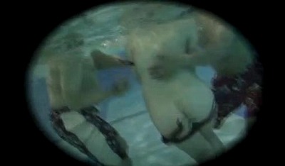 ビキニから美乳と丸出しのお尻/ 水中カメラで覗く！プールで集団イタズラ！